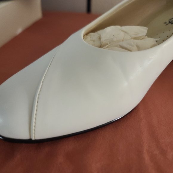 Audition Ladies Focus White Pumps (Size 7) 2" heel - Picture 8 of 12